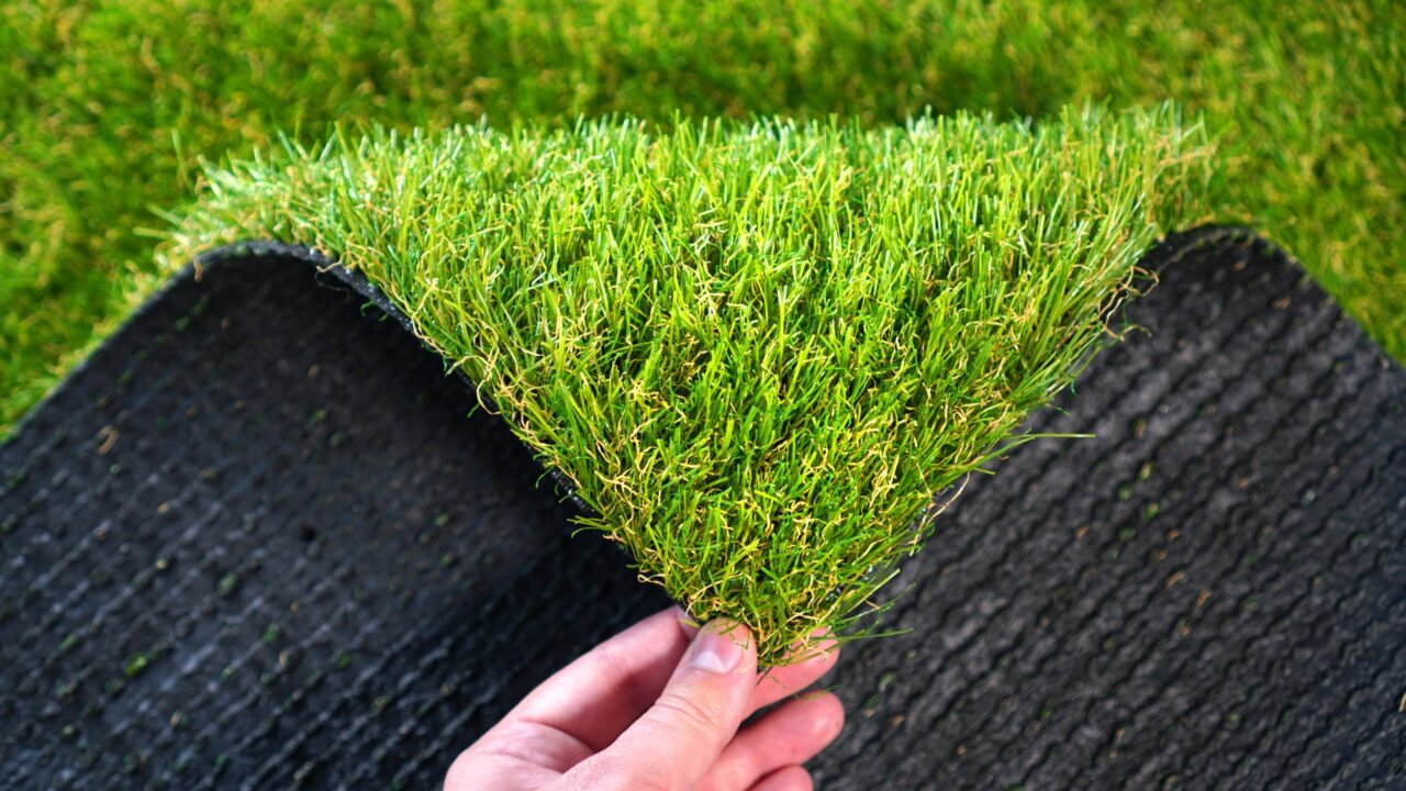 artificial-grass-bring-installed